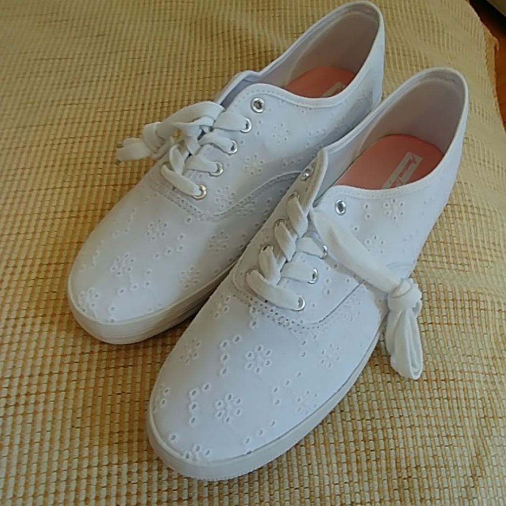 American Eagle canvas tennis shoe